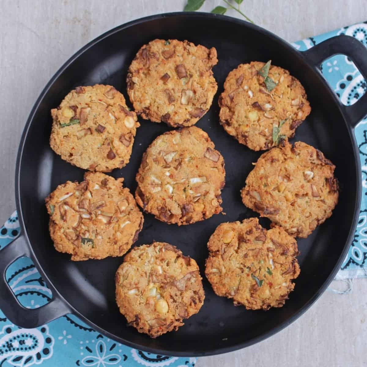 8 fritters arranged in a black round plate